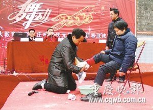 校長當眾下跪為母洗腳 稱學生感恩之心太淡薄