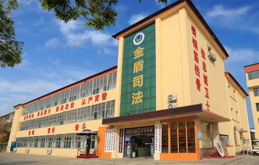 ɽ�|�|�I���˾���W(xu��)У��һ����ô�ӵČW(xu��)У����ʲô��ɫ��