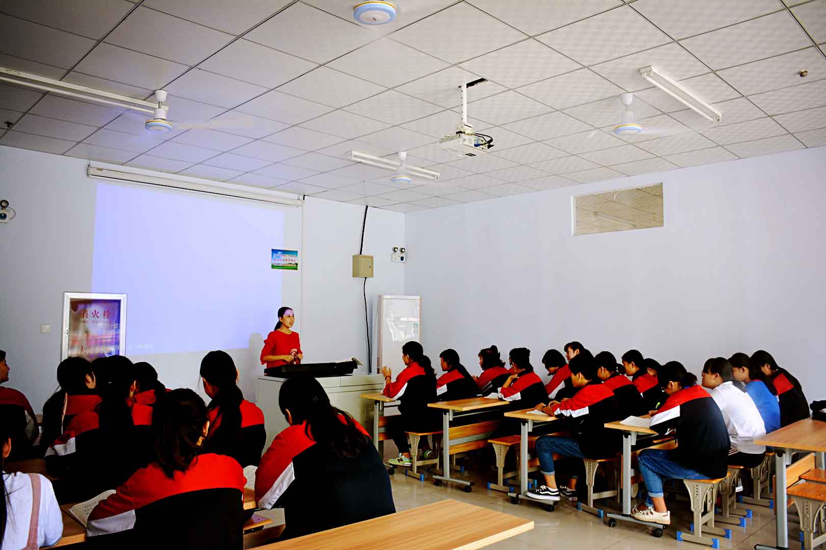 �����ǿƼ����WУ�k�W�|����ô�ӣ�������r��Σ�