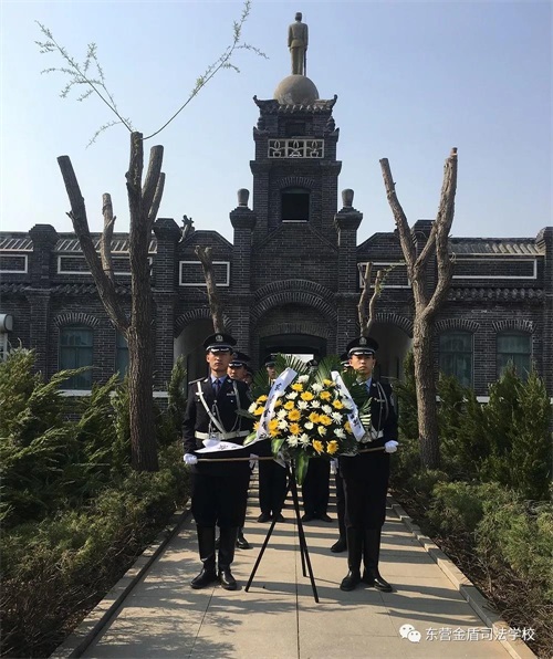 緬懷革命先烈 傳承紅色基因——山東東營金盾司法學校師生代表赴牛莊鎮烈士祠祭奠先烈   緬懷革命先烈 傳承紅色基因——山東東營金盾司法學校師生代表赴牛莊鎮烈士祠祭奠先烈