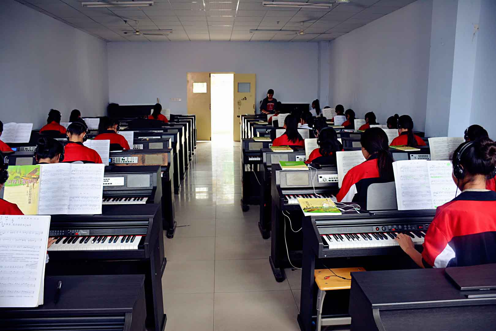 �����ǿƼ����WУ�͵����ǿ�Ů�ӌWԺ��ͬһ���WУ�᣿