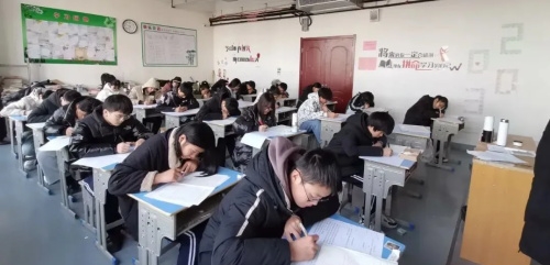 ɽ�|�I(y��)�����W(xu��)Уح��ԇ�M(j��n)����